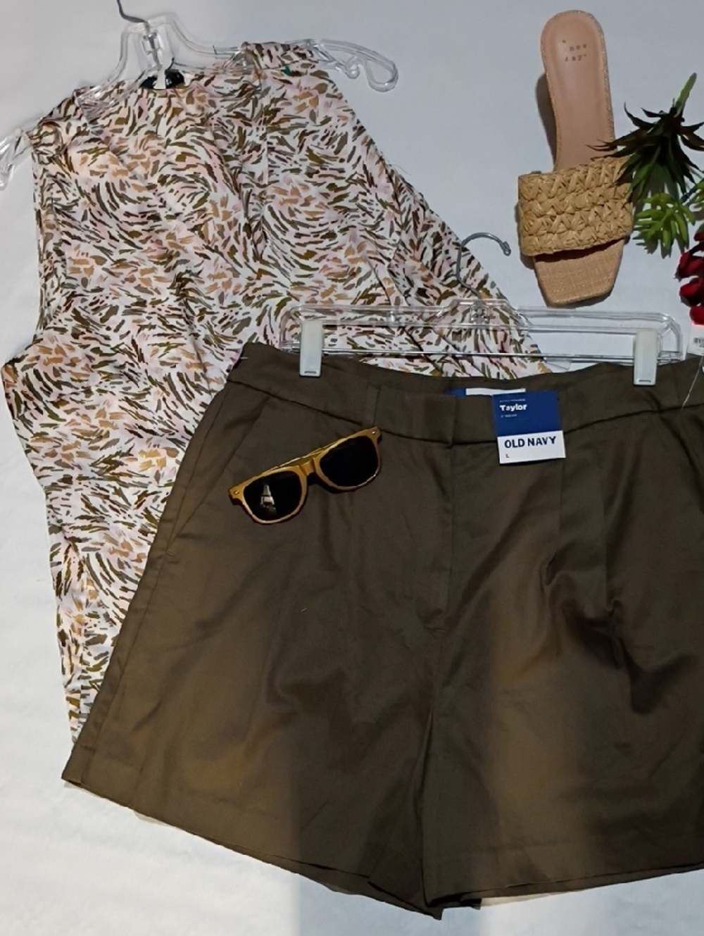 Old Navy Olive Women's Casual Tailored Shorts